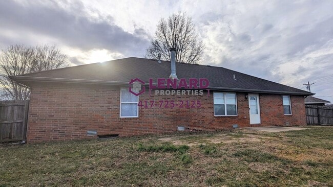 Building Photo - 3 Bedroom Home With Large Fenced Yard!