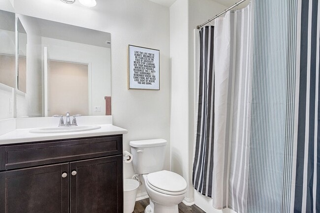 Building Photo - Lux Townhome 4 Bed 3 Bath 2 Car Garage in Spanish Walk