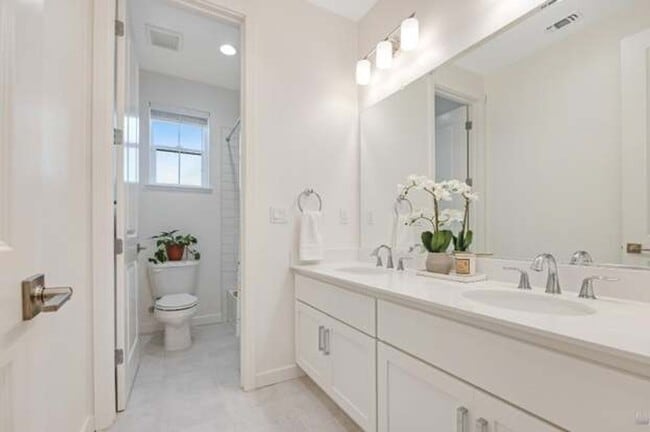 Building Photo - Beautiful, light filled home with EV charger, cozy backyard, very convenient SWSR location
