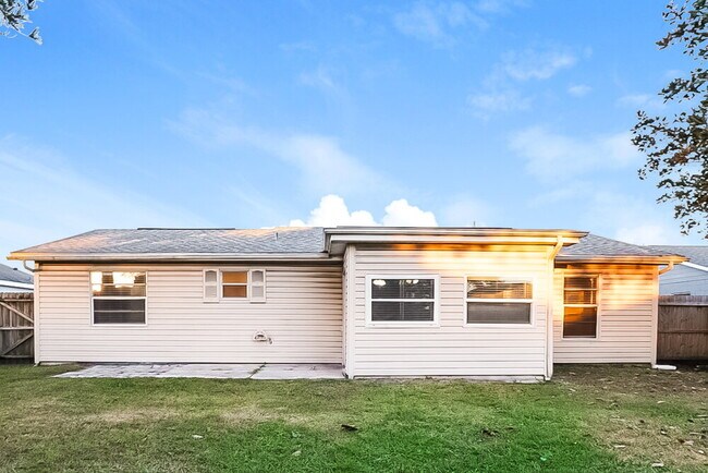 Building Photo - 718 Del Prado Dr