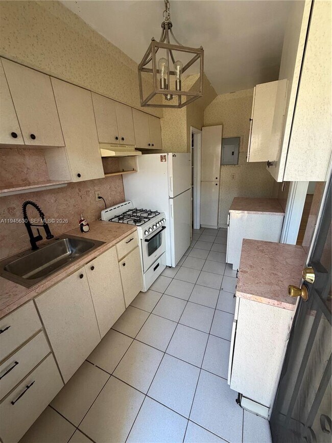 Building Photo - 715 NE 91st St