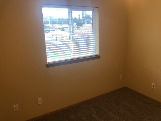 Building Photo - Three Bedroom Duplex in South Salem