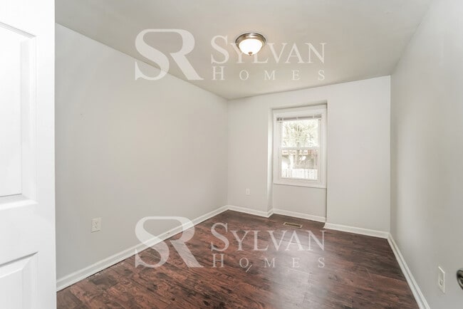 Building Photo - This highly desirable 4 bedroom, 2 bathroom home is ready for your personal touch!