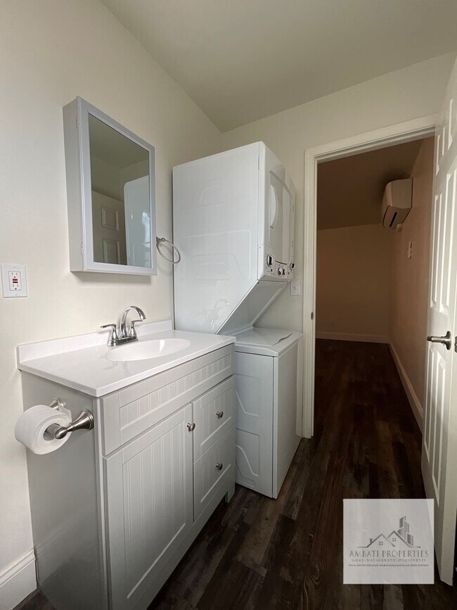 Building Photo - 3074 E Terrace Ave