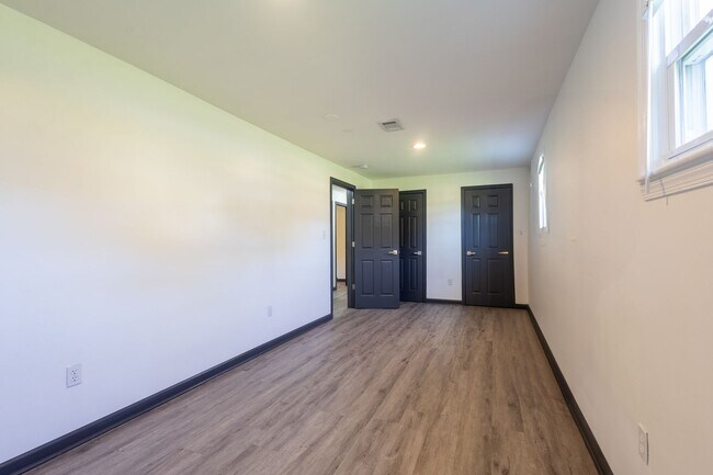 Building Photo - Amazing 5 BR/3 BA Single-Family Home in Te...