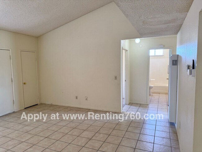 Building Photo - Spacious 2 Bed 1 Bath Home With Indoor Lau...