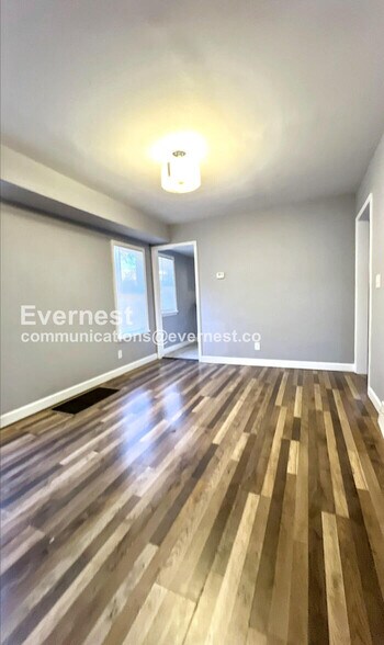 Building Photo - 1402 E 65th St