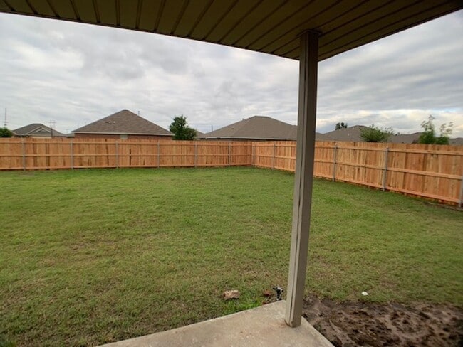 Building Photo - Newer 3 Bedroom off I-240
