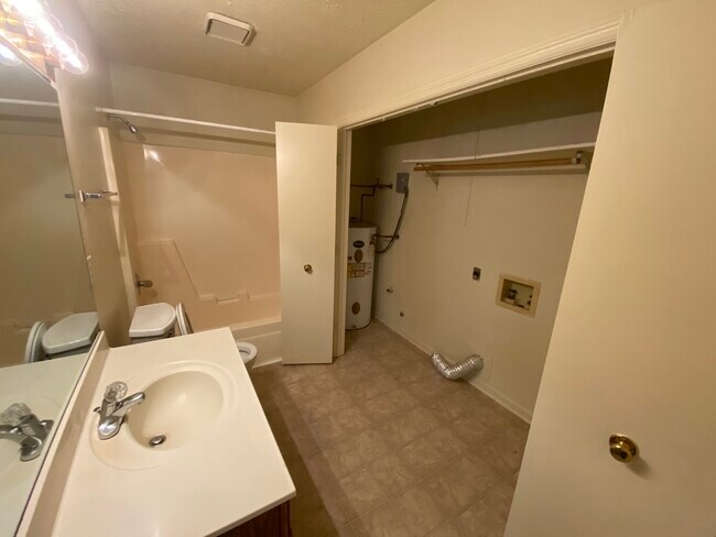 Building Photo - 2217 Overland Ct