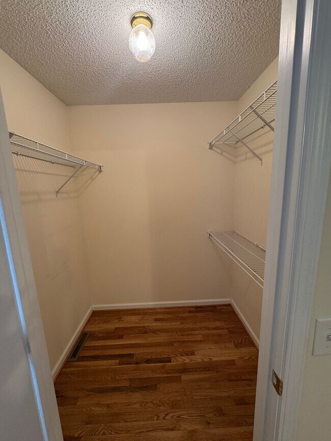 Building Photo - Charming Updated Townhouse in Bristol, VA