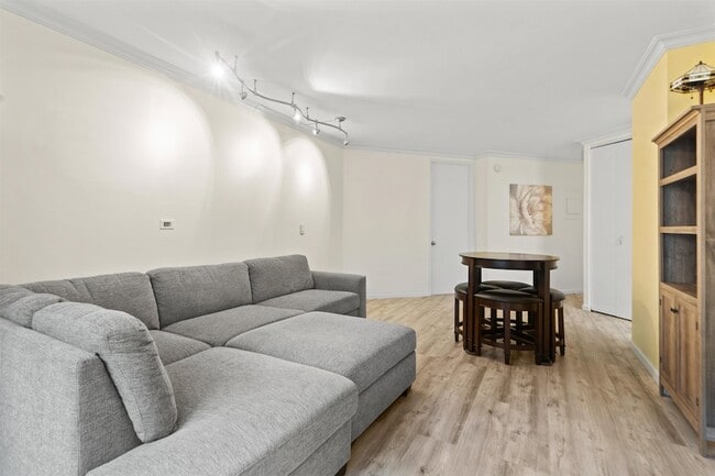 Primary Photo - 7004 JFK Blvd E