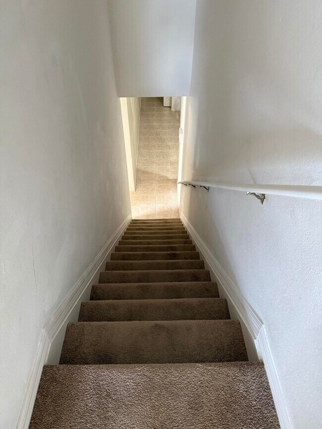 Building Photo - 5824 NW Zenith Dr