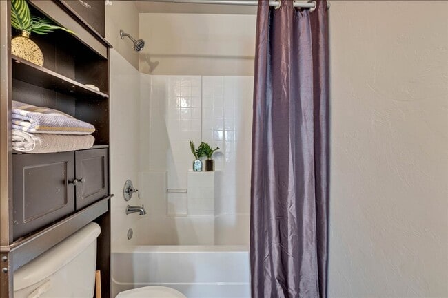 Building Photo - Adorable Cozy Home in Yukon (Mustang Schools)