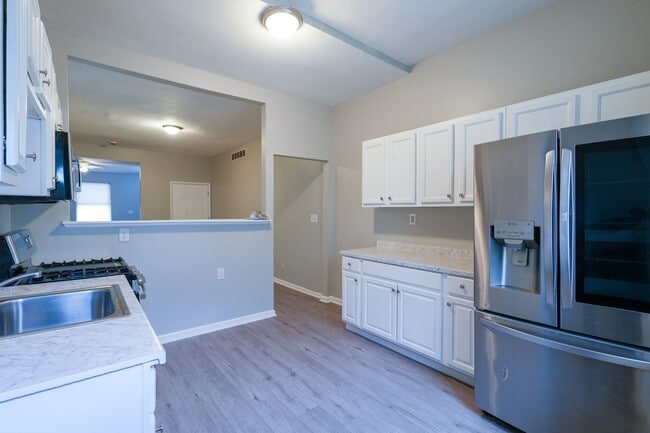 Building Photo - Newly renovated 6 bedroom 2.5 bath in Carroll Park Area