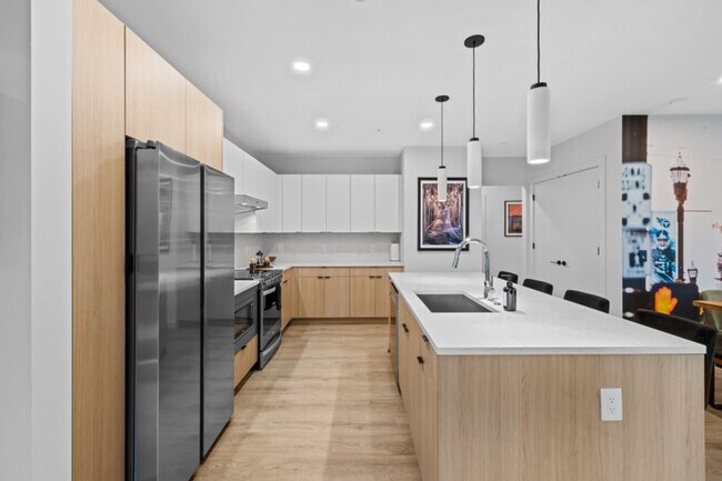 Building Photo - 635 7th Ave S