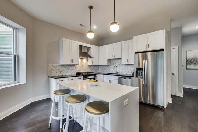 Building Photo - 4516 S King Dr