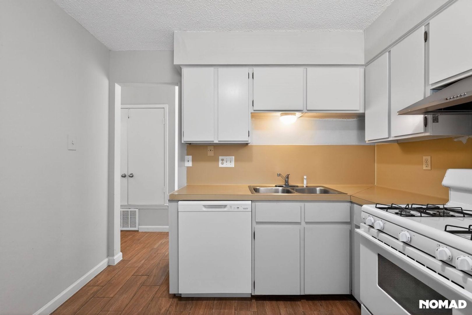 Building Photo - 1600 W Braker Ln