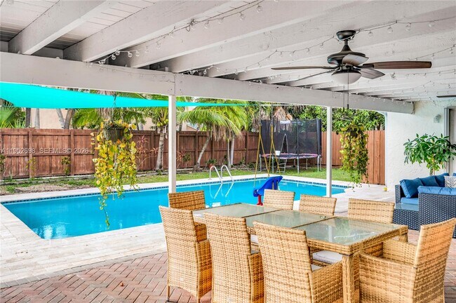 Building Photo - 15930 SW 90th Ave