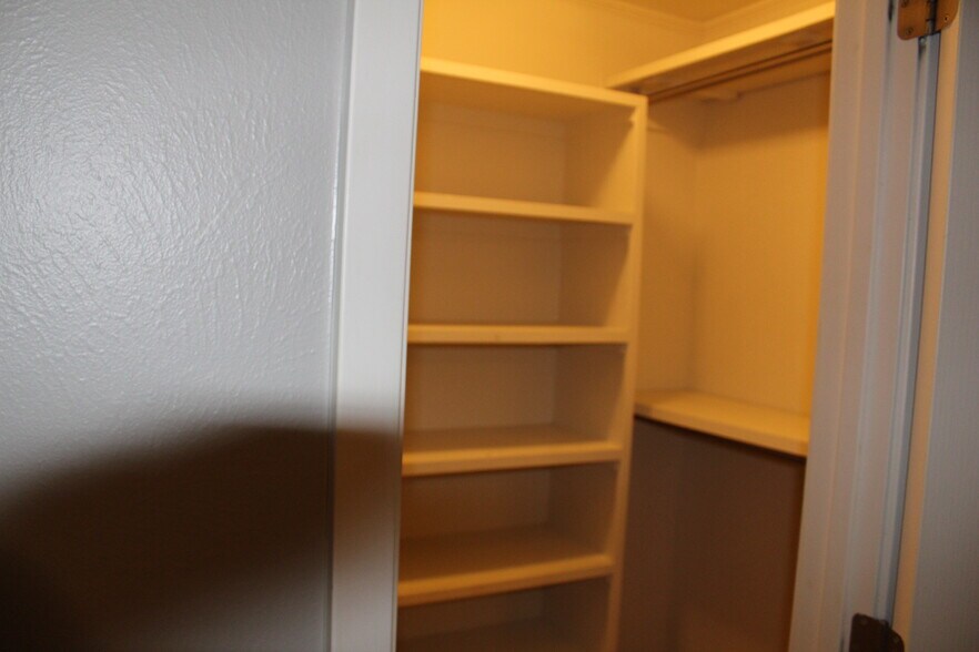 Walk n closets - 2491 Donald Dr
