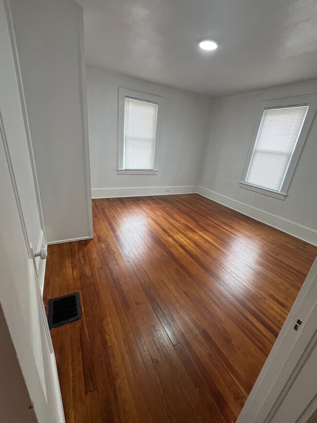 Building Photo - 3 bedroom, 1 bath house
