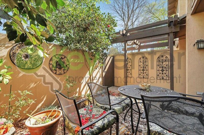 Building Photo - 2254 Woodside Ln