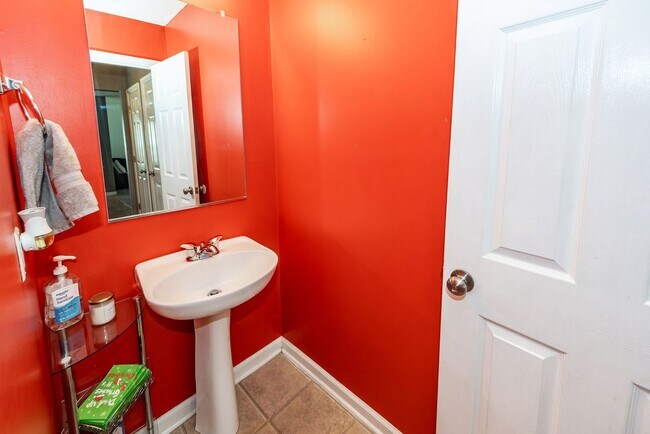 Building Photo - 5 Bedroom 3 Bath Home in Moss Grove Planta...