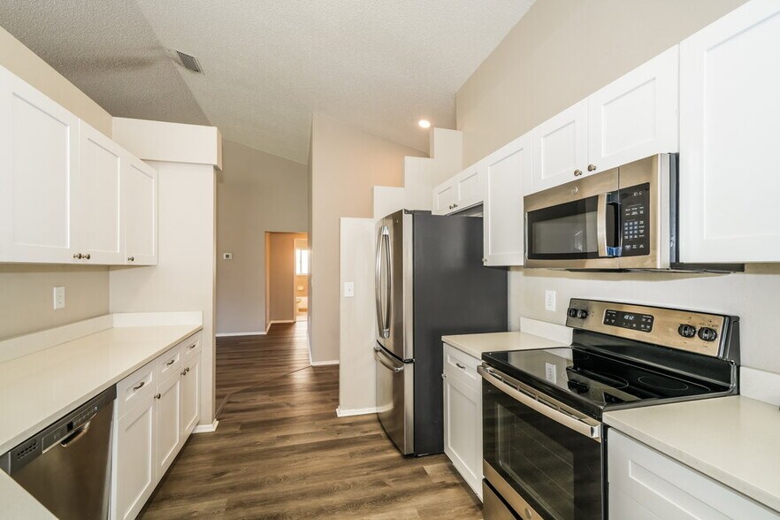 Building Photo - 1434 Lakehurst Way