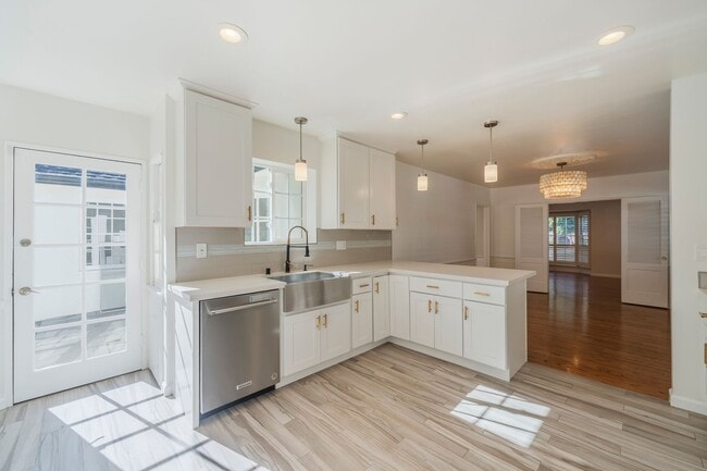 Building Photo - Beautiful Sherman Oaks Home Rental!