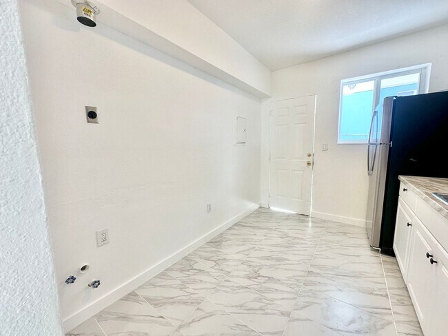 Building Photo - Freshly remodelled 2bed/1bath in a duplex close to Wynwood: for rent now @ $ 2,100.00!