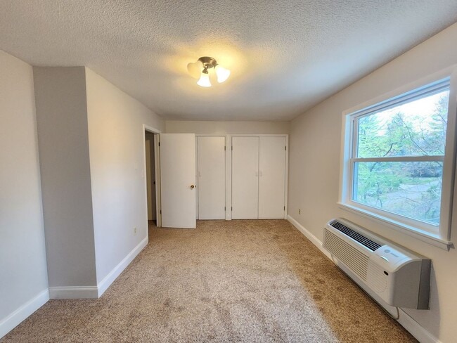 Building Photo - West Asheville Apartment!