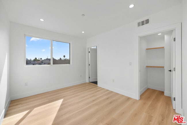 Building Photo - 3207 W 18th St