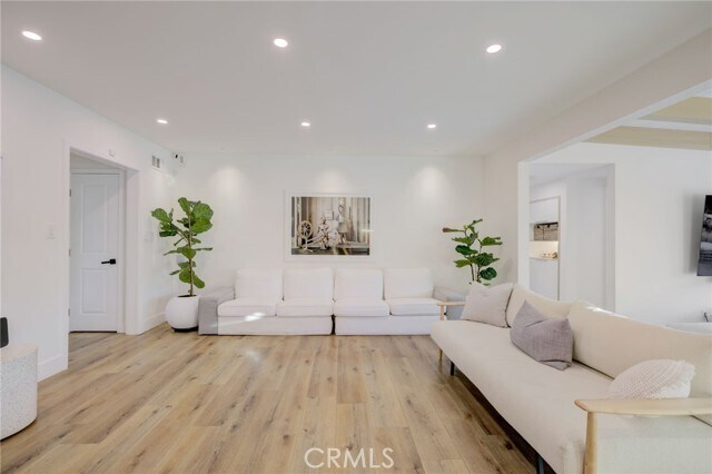 Building Photo - 8161 Encino Ave