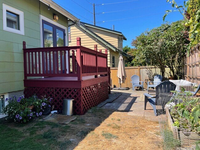 Building Photo - Immaculate and Updated Mid Century Home in...