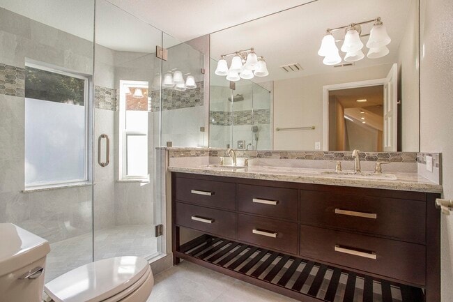 Building Photo - 3 Blackhawk Club Ct