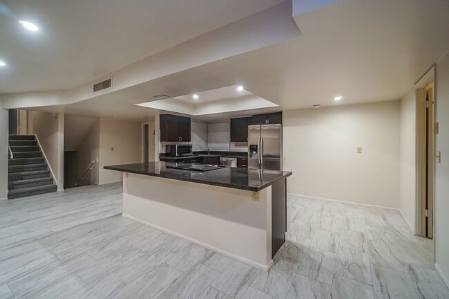 Building Photo - Exceptional 6-Bedroom Residence Near ASU with Garage & Modern Conveniences
