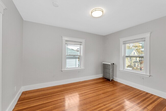 Building Photo - 204 Maple St