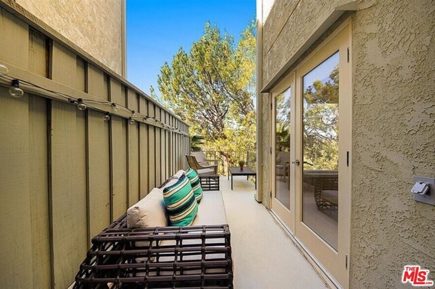 Building Photo - 2345 Roscomare Rd