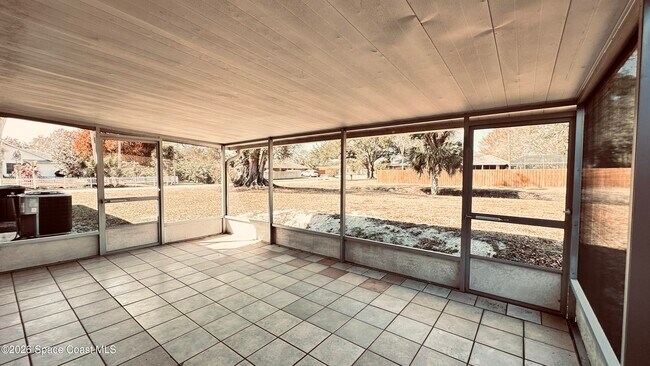 Building Photo - 301 Nesbitt St