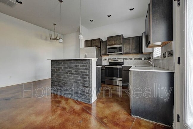 Building Photo - 459 S Fretz Ave