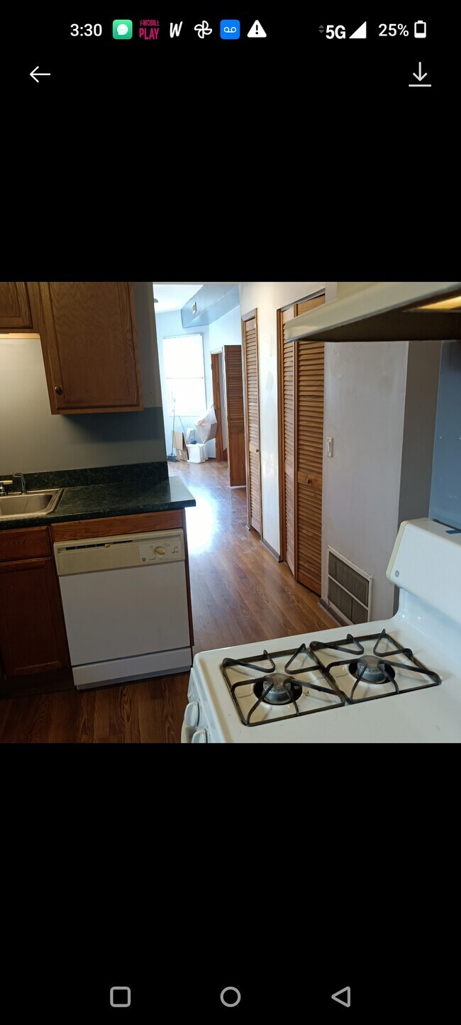 Building Photo - 1440 W Barry Ave