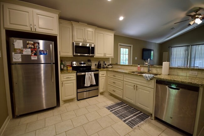 Building Photo - Beautiful Home in the Cul-de-sac