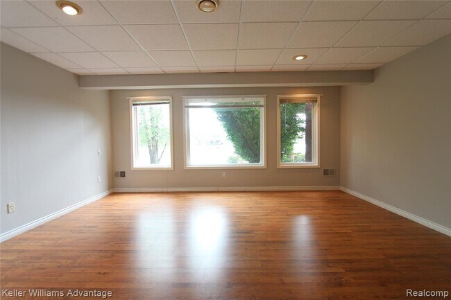 Building Photo - 18547 Clairmont Cir E