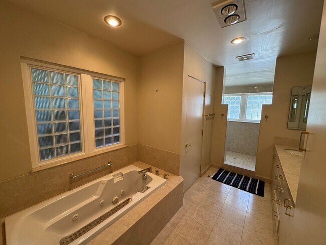 Building Photo - Coming Soon! Cozy home in South Pasadena.
