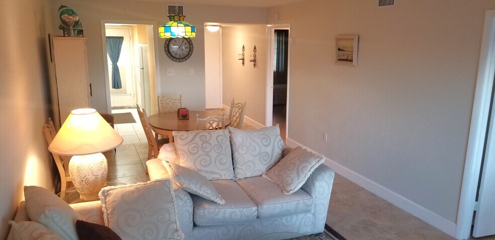 Building Photo - 1500 Park Beach Cir