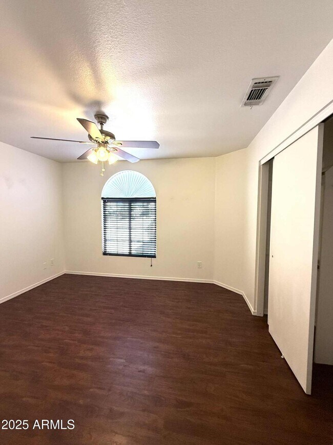 Building Photo - 105 S Willow Creek St