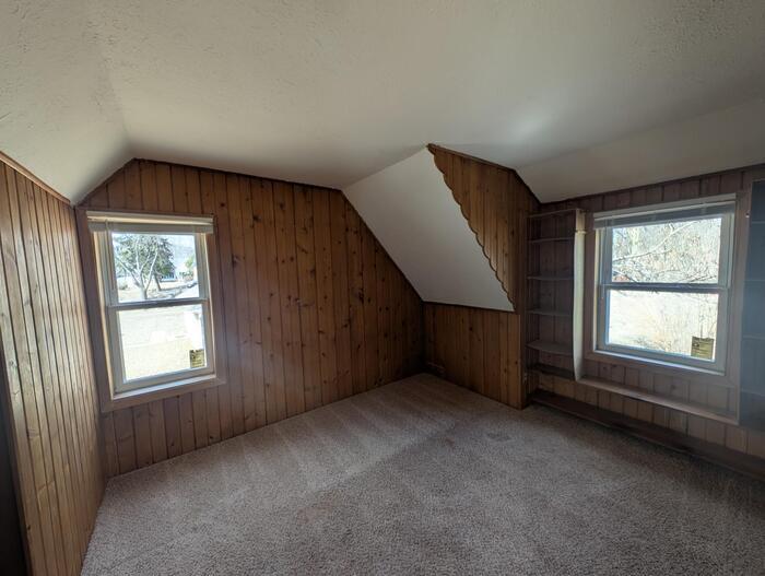 Building Photo - 140 Park St E