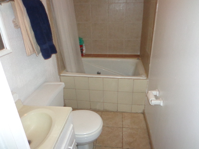 Full Bathroom 1 - 72 McMillen Ave