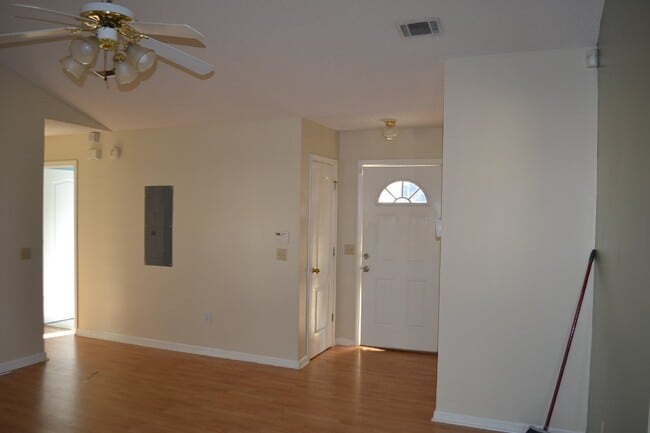 Building Photo - Home For Rent