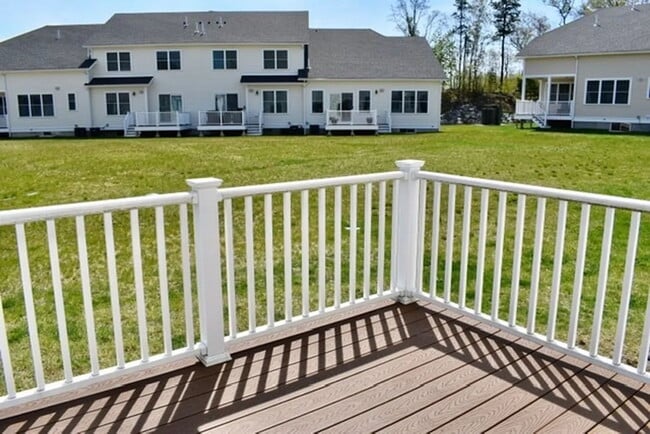 Building Photo - 3 bed 2.5 bath home available