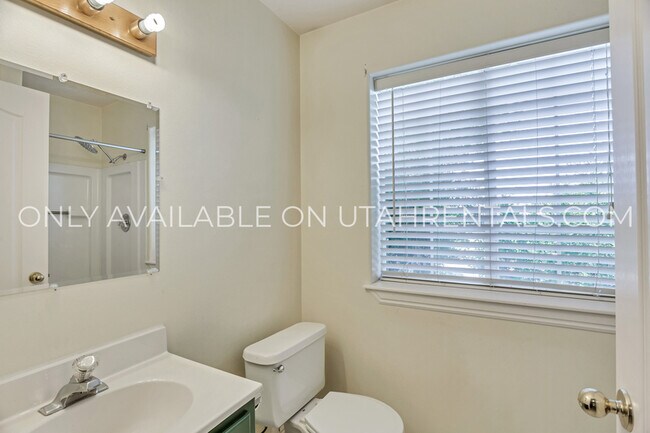 Building Photo - 1437 E Murdock Dr
